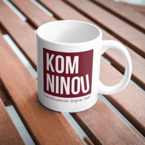 Taza de cerámica blanca con logo de Kom ninou color granate.