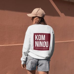 Jersey blanco de cuello redondo con Logo KOM NINOU color granate en la espalda.